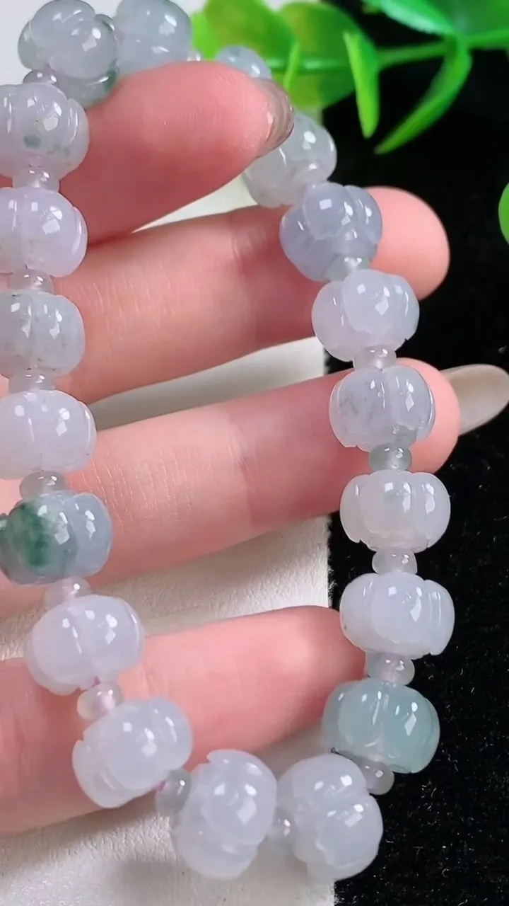 天然A货翡翠紫罗兰飘花莲花手串，尺寸10.3-6.4-19颗，重量:29.38g11月26日
工厂直销收藏佳品,种好水足，色泽均匀，有种有色，上手高大气！