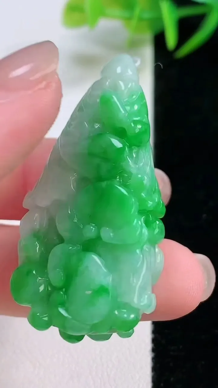 天然A货翡翠白菜吊坠，尺寸46.6-21.8-12.2，重量:22.52g
11月26日