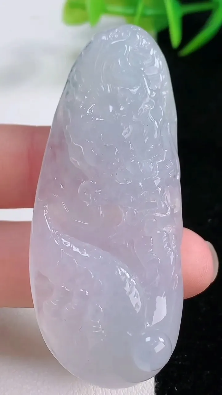 天然A货翡翠龙牌吊坠，尺寸62.3-25.7-10.6，重量:28.15g
11月26日