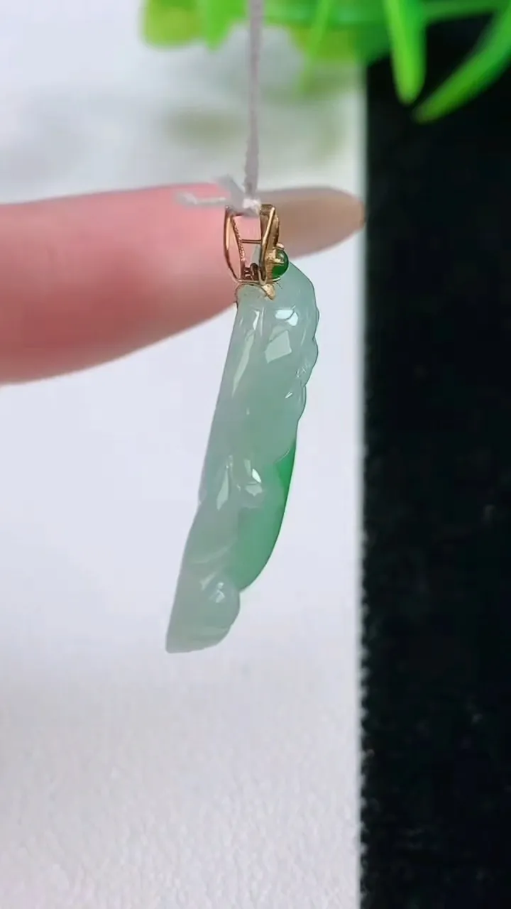 天然A货翡翠佛公吊坠，尺寸25-30-5.7，重量:6.32g
11月26日