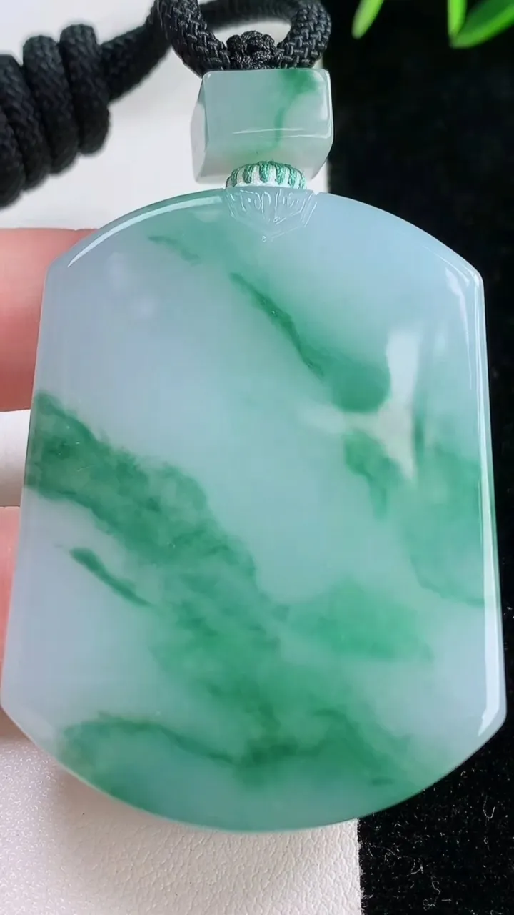 天然A货翡翠种飘花无事牌吊坠，尺寸52.5-38.6-10.5，重量:69.25g
11月26日