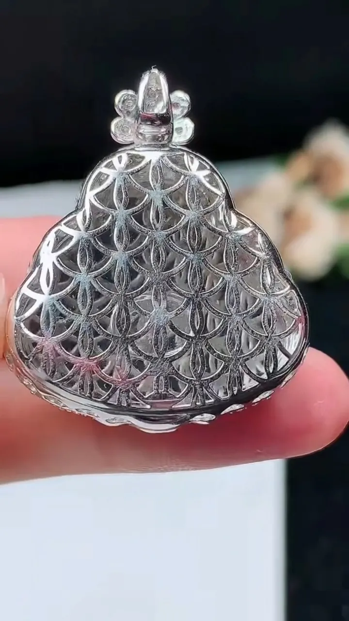 天然A货翡翠佛公吊坠，尺寸35-29-10.7，裸石22.8-26.4，重量:10.85g
11月26日