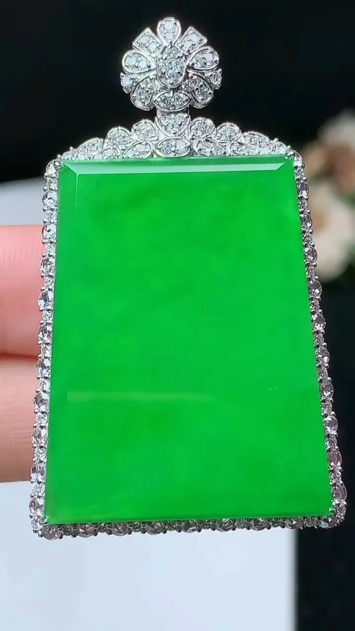 天然A货翡翠无事牌吊坠，尺寸49.5-29.7-11.5，裸石33.5-25.8，重量:14.49g