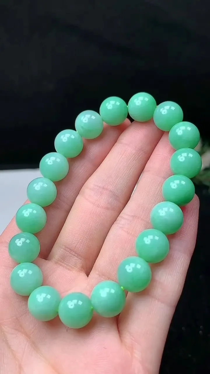 天然A货翡翠圆珠手串，尺寸9.9-19颗，重量:33.00g11月26日
工厂直销收藏佳品,种好水足