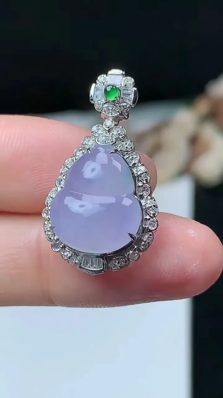 天然A货翡翠紫罗兰葫芦吊坠，尺寸27.3-15.6-8.8，裸石13.9-11.8，重量:3.12g
11月26日1.8，重量:3.12g