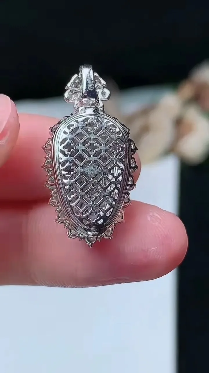 天然A货翡翠金枝玉叶 叶子吊坠，尺寸26.8-13.8-10，裸石14.4-8.4，重量:3.36g
11月26日