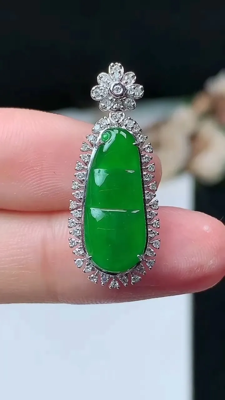 天然A货翡翠福豆吊坠，尺寸28.5-11.6-6，裸石17.6-7.6，重量:2.87g
11月26