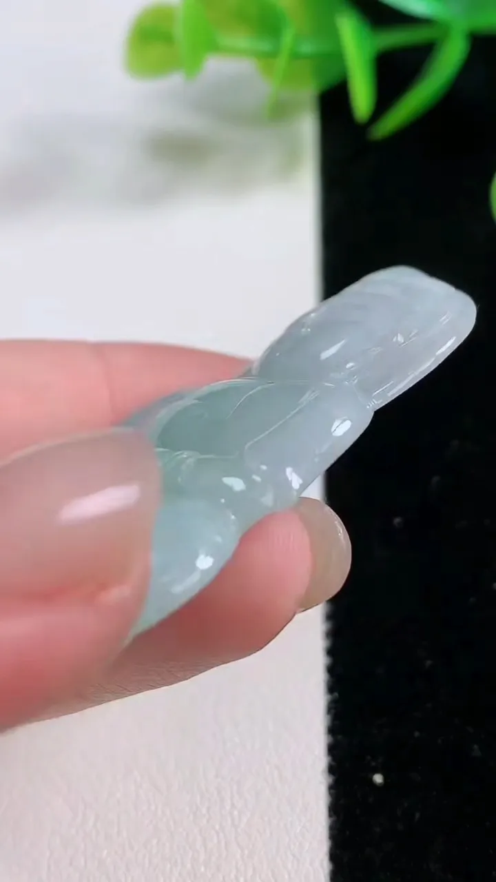 天然A货翡翠观音菩萨吊坠，尺寸50.7-35.7-5.3，重量:17.74g
11月26日