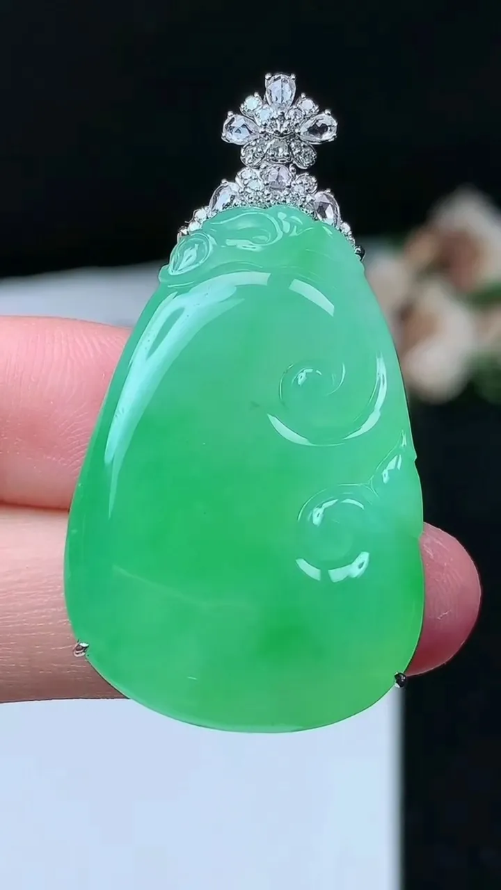 天然A货翡翠如意吊坠，尺寸35.4-23.8-8.5，重量:12.58g
11月26日