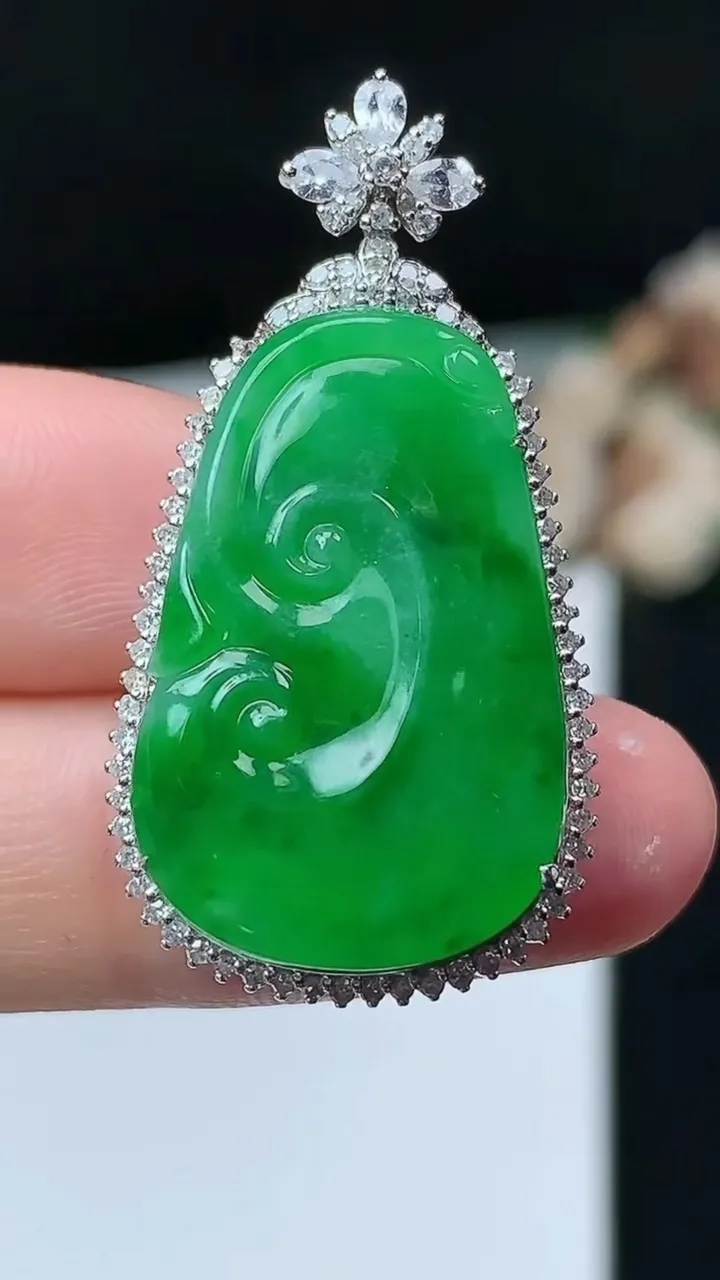 天然A货翡翠如意吊坠，尺寸36.9-19.4-7.4，裸石25.4-15.9，重量:5.32g
11月26日