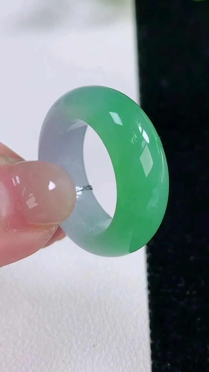 天然A货翡翠指环戒指，尺寸17.8-8-4.8，重量:8.42g2025年11月26日
工厂直销收藏佳品,种好水足，色泽均匀，有种有色，上手高大气！