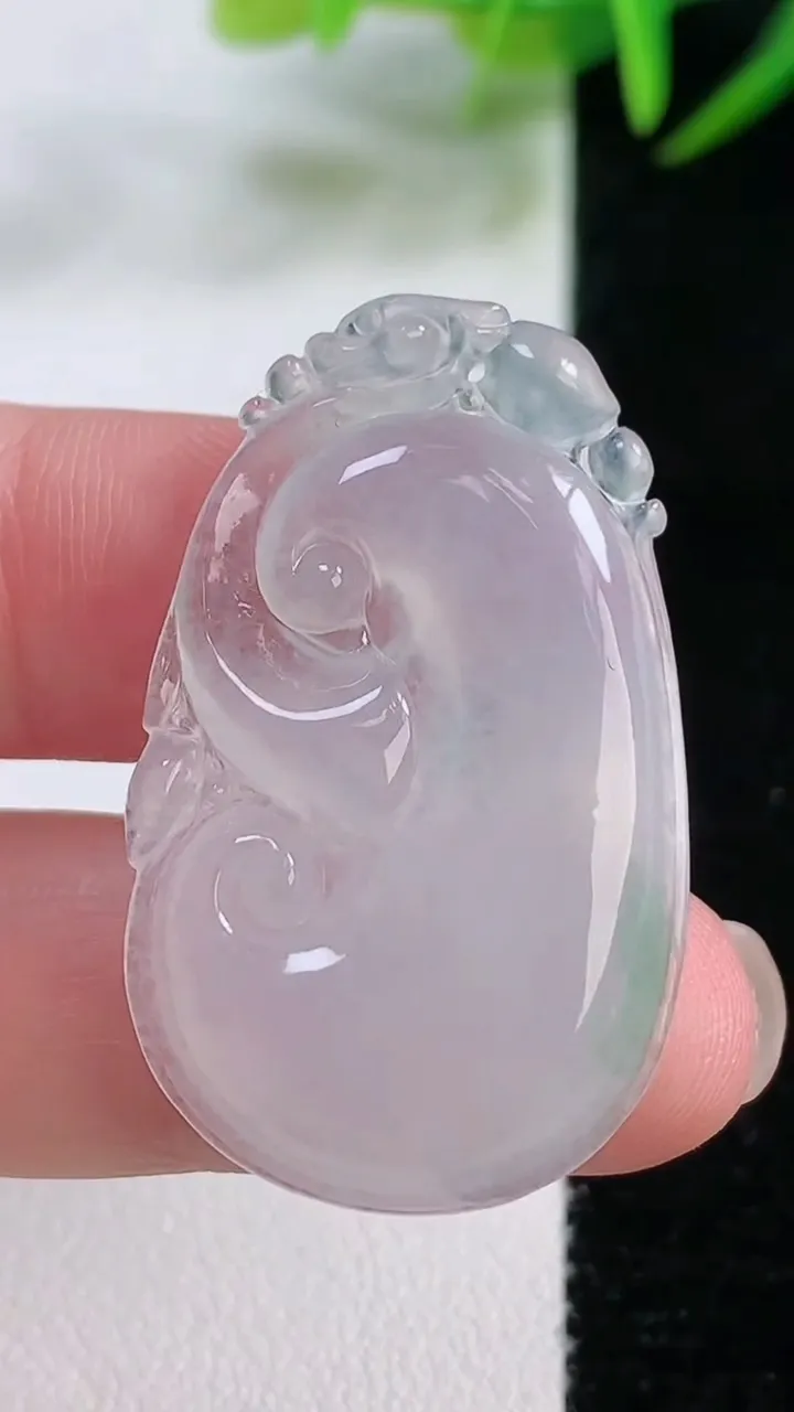 天然A货翡翠如意吊坠，尺寸37.3-22.3-4.7，重量:7.45g
11月26日