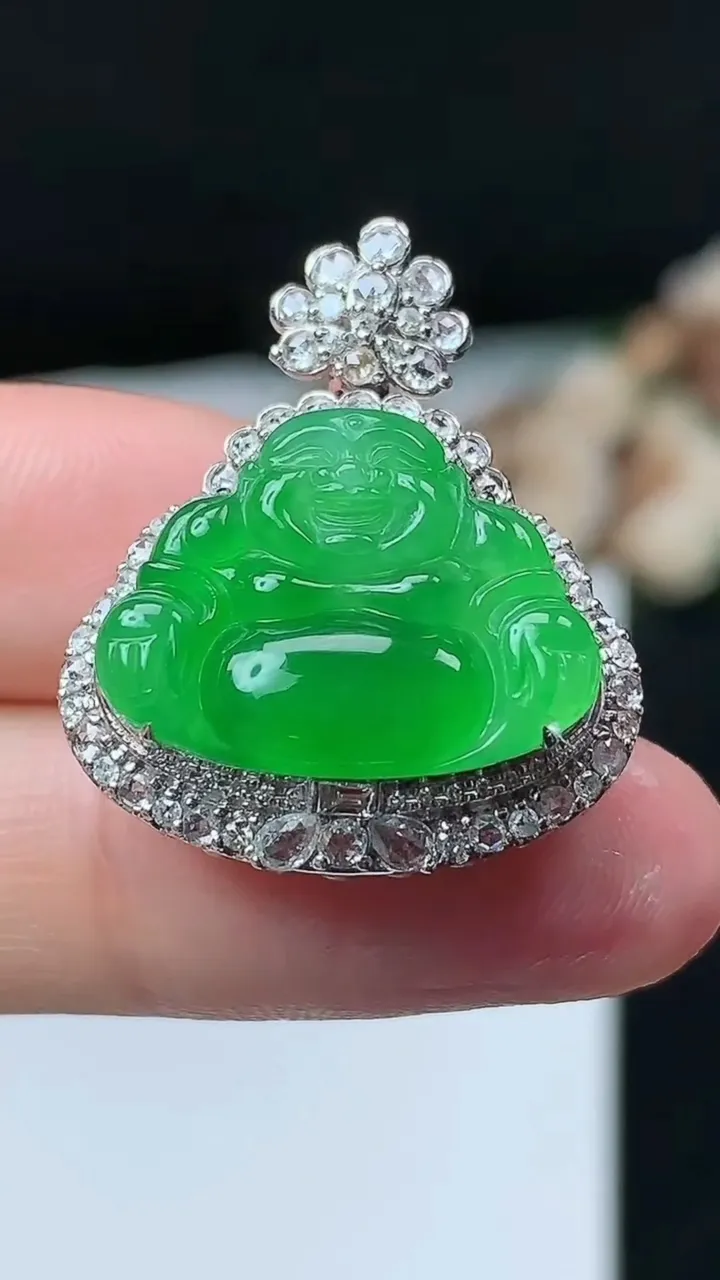 天然A货翡翠佛公吊坠，尺寸27.3-22.3-11，裸石14.3-18.7，重量:5.65g
11月26日