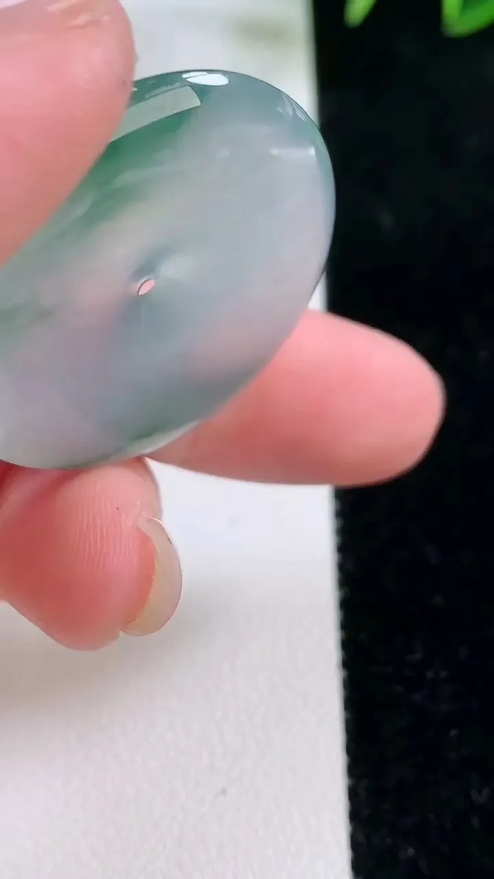 天然A货翡翠种飘花平安扣吊坠，尺寸32-5.8，重量:13.06g
11月26日