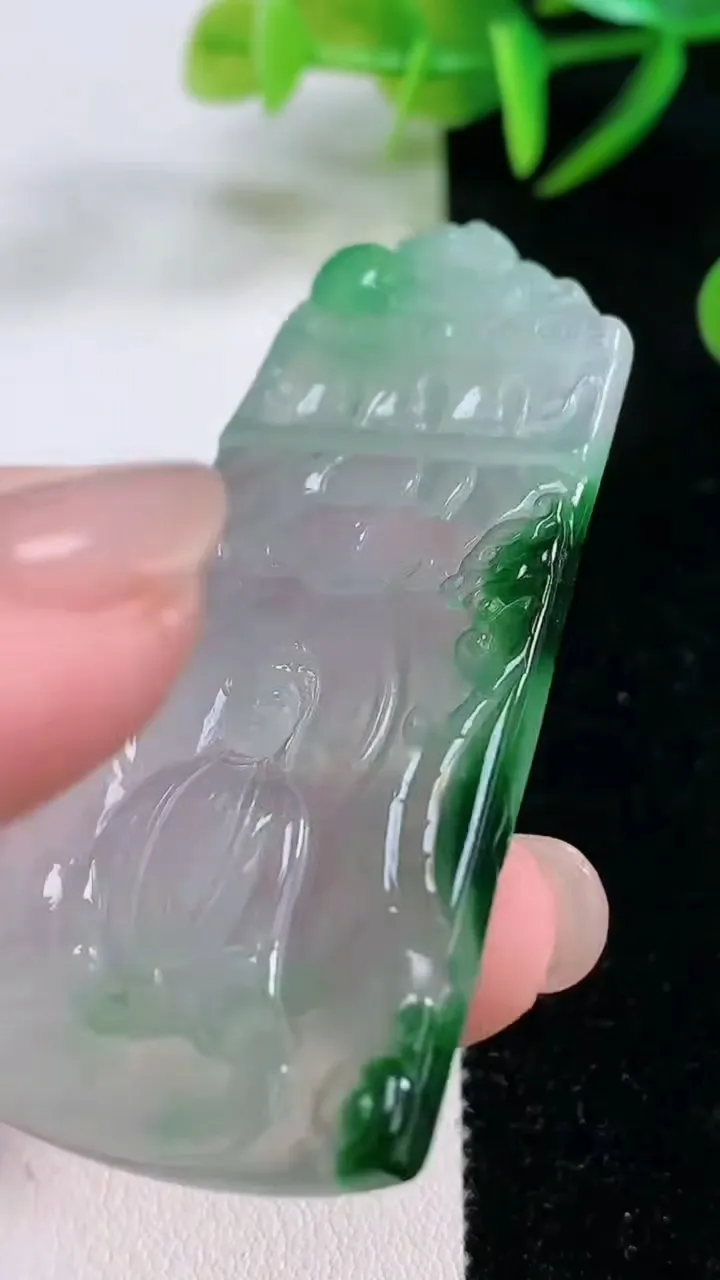 天然A货翡翠大日如来吊坠，尺寸59.2-31-3.4，重量:15.29g
11月26日