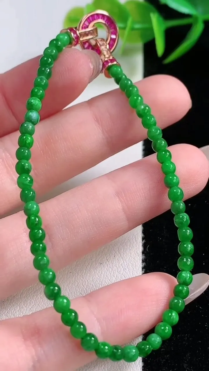 天然A货翡翠小米珠手串，尺寸3.1-54颗，重量:5.40g11月26日
工厂直销收藏佳品,种好水足，色泽均匀，有种有色，上手高大气！