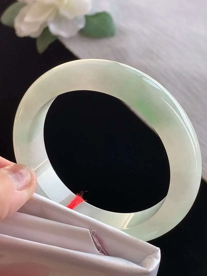 a货翡翠老坑冰种飘绿正装正圈手镯52-53小圈口  尺寸52.7×13×8.3mm 1125