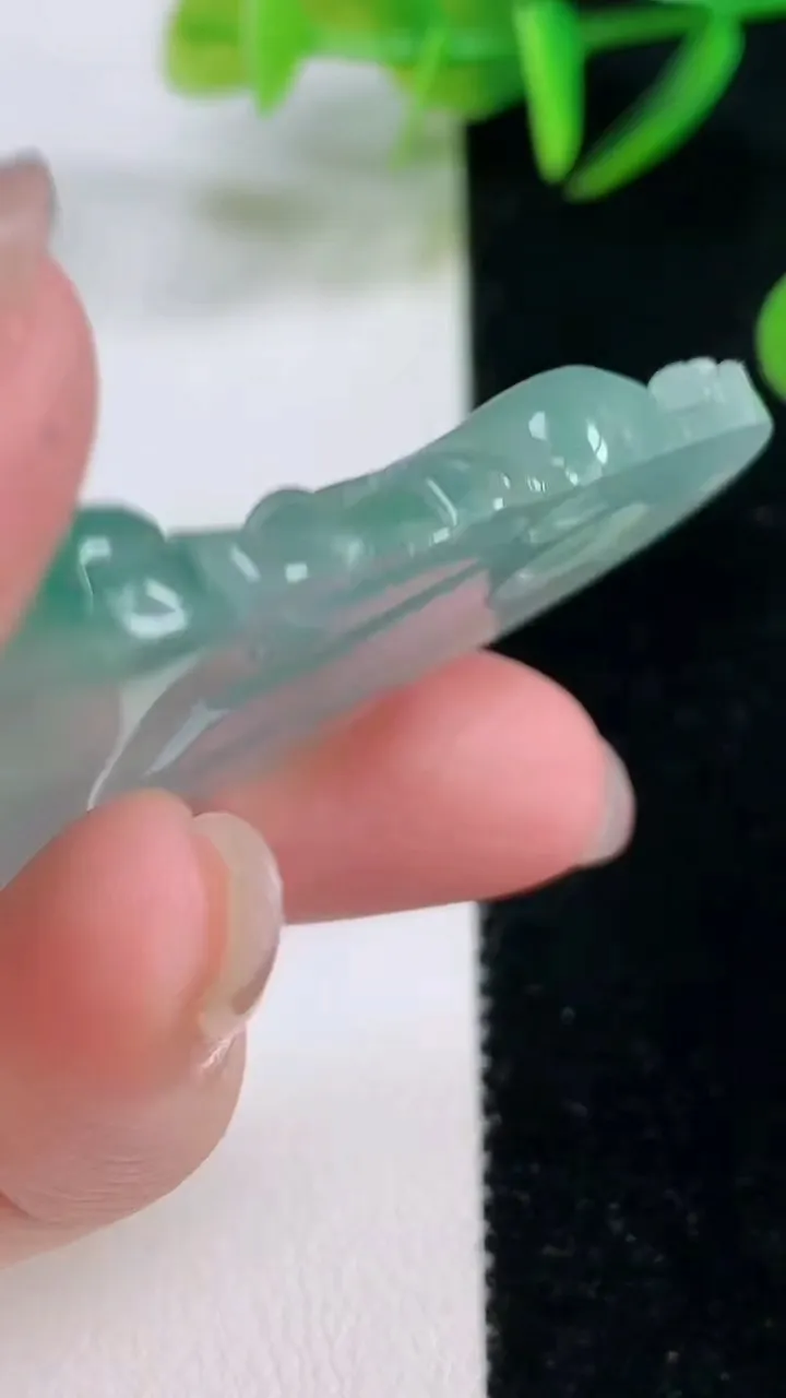 天然A货翡翠大势至菩萨吊坠，尺寸52.2-36.5-6.1，重量:18.42g
11月26日