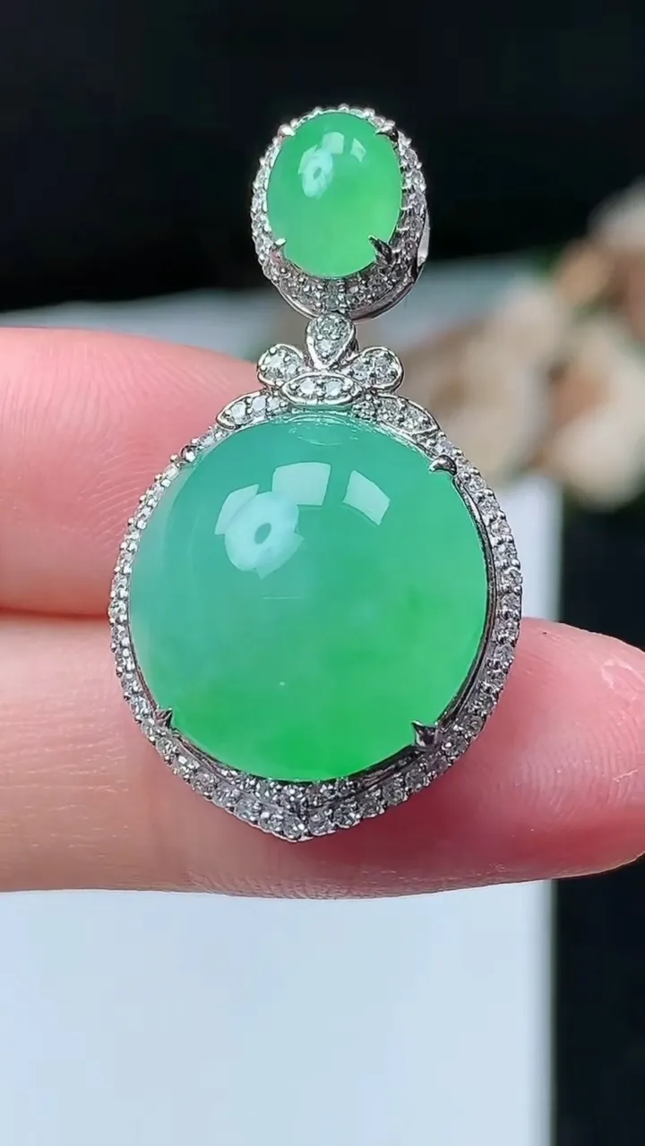 天然A货翡翠蛋面吊坠，尺寸33.2-18.3-11.4，裸石15.6，重量:6.70g
11月26日