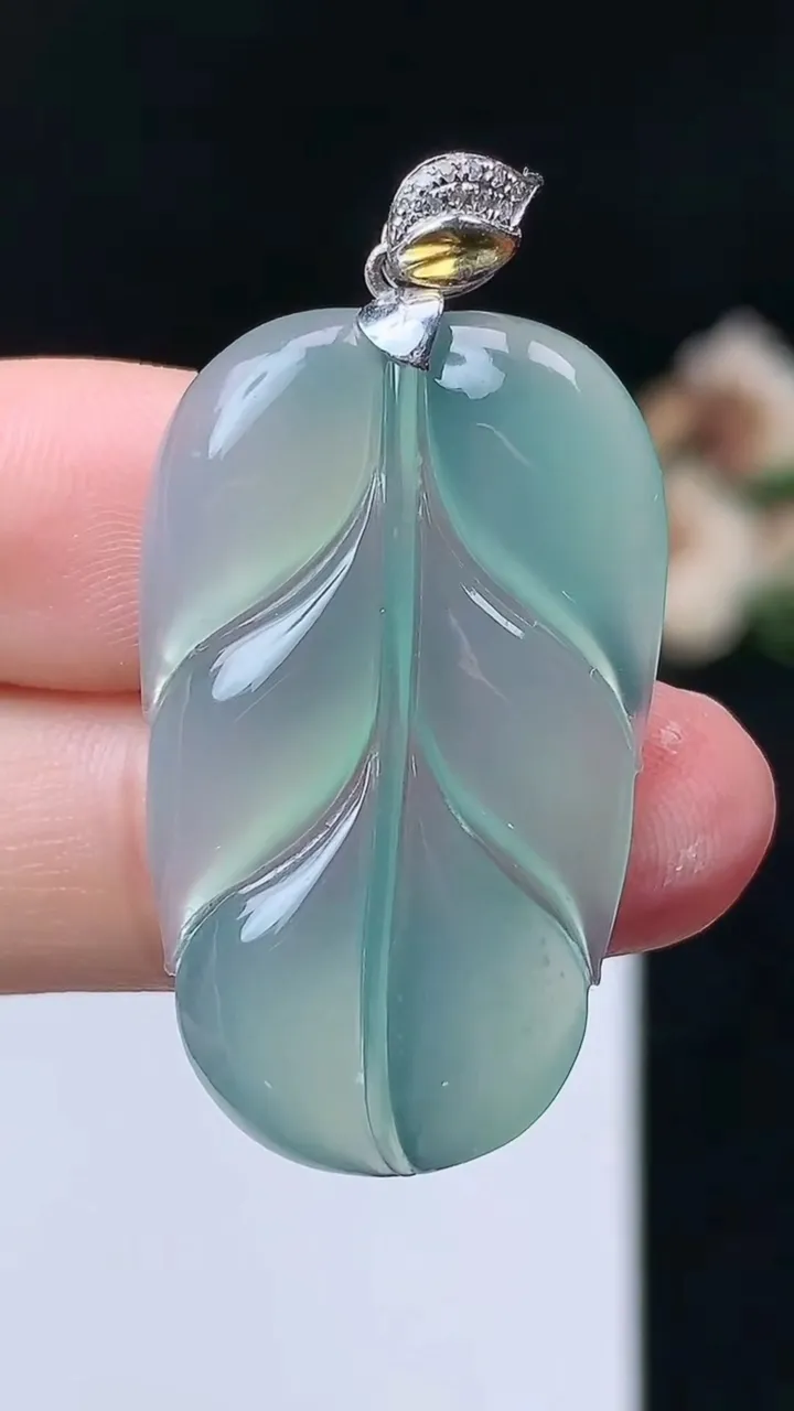 天然A货翡翠金枝玉叶 叶子吊坠，尺寸33.2-20.2-3.6，重量:5.21g
11月26日