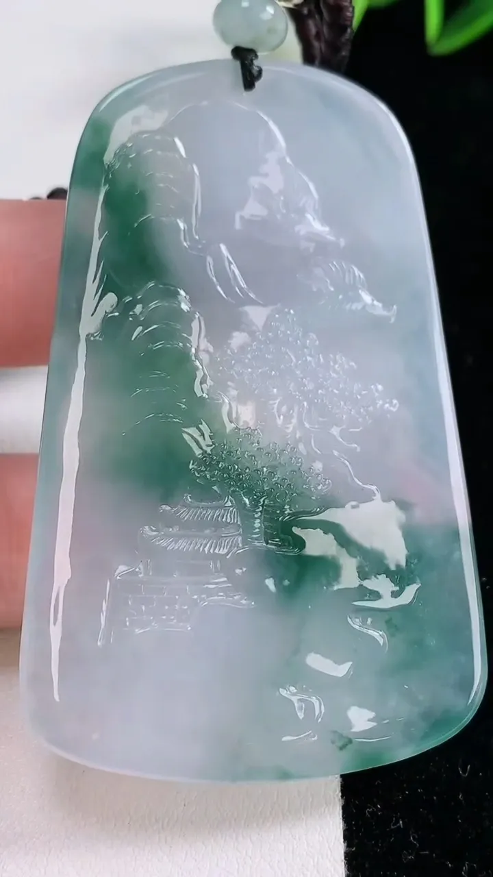 天然A货翡翠种飘花山水牌吊坠，尺寸65.5-42-5.7，重量:38.73g
11月26日