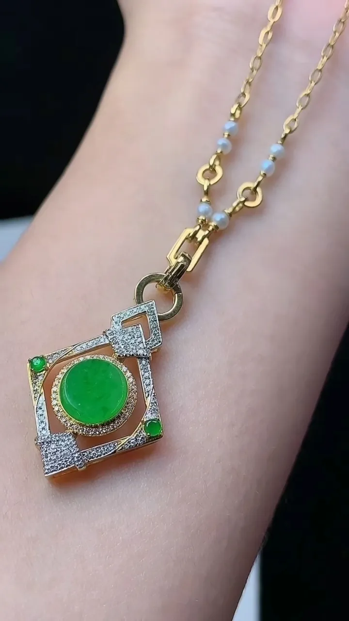 天然A货翡翠无事牌项链，尺寸7.9，重量:7.44g11月26日
工厂直销收藏佳品,种好水足，色泽均匀，有种有色，上手高大气！