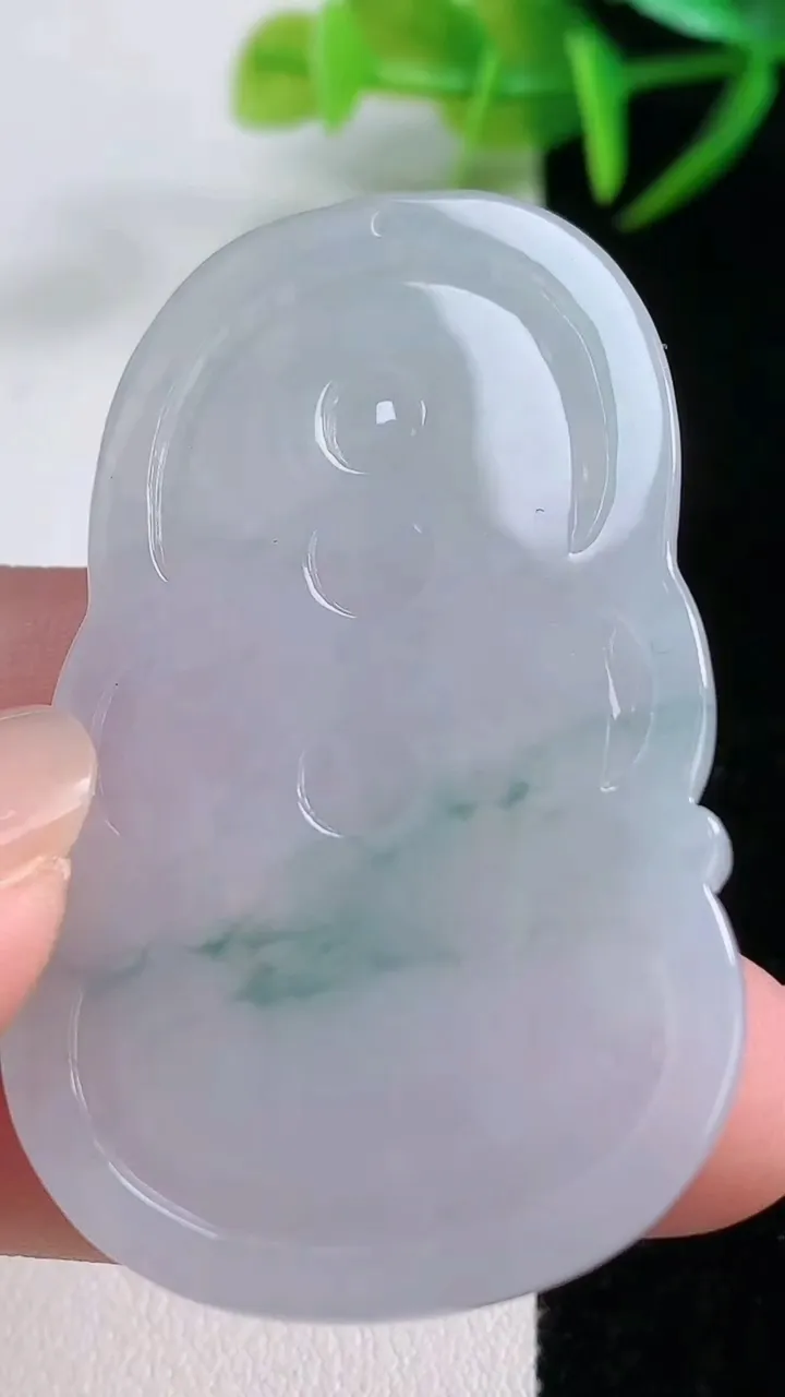 天然A货翡翠冰种飘花千手观音吊坠，尺寸53.5-31-5.3，重量:16.85g
11月26日