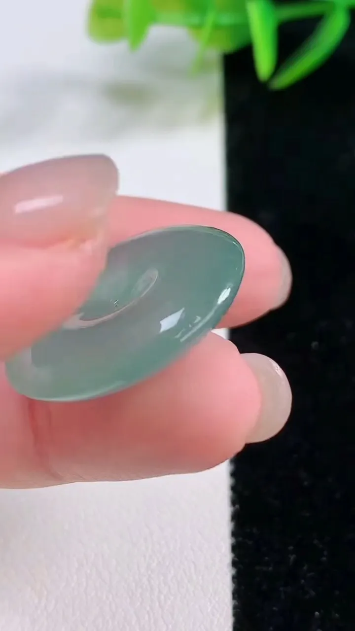 天然A货翡翠平安扣吊坠，尺寸25-5.6，重量:7.20g
11月26日