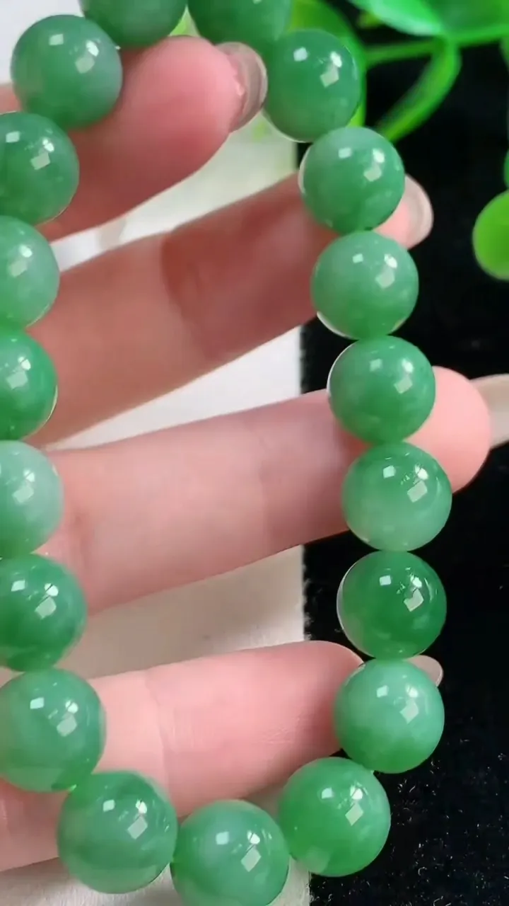 天然A货翡翠圆珠手串，尺寸9.8-19颗，重量:32.00g11月26日
工厂直销收藏佳品,种好水足，色泽均匀，有种有色，上手高大气！