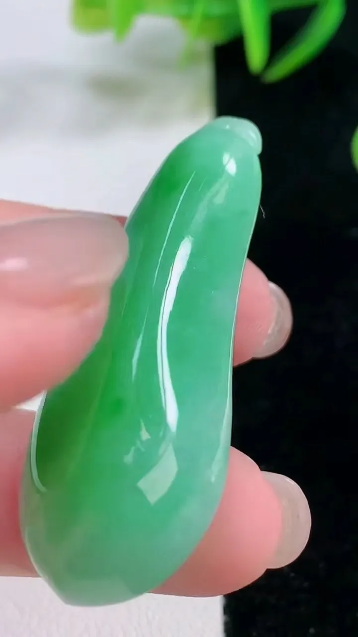 天然A货翡翠福瓜吊坠，尺寸47.8-18-10.5，重量:12.08g
11月26日