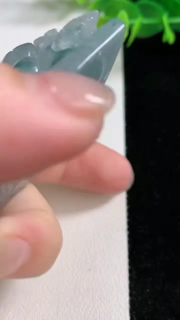 天然A货翡翠牌吊坠，尺寸64-49-14，重:94.81g
11月26日