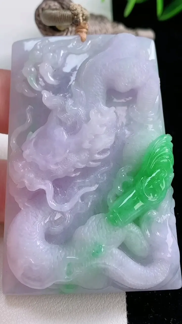 天然A货翡翠春带彩紫罗兰龙牌吊坠，尺寸65-41.7-12.9，重量:77.24g
11月26日