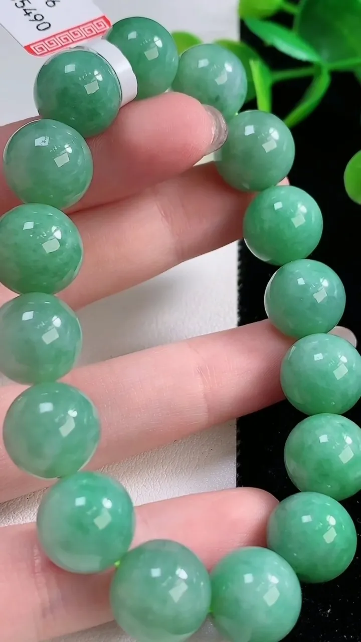 天然A货翡翠圆珠手串，尺寸12.7-16颗，重量:56.38g11月26日
工厂直销收藏佳品,种好水