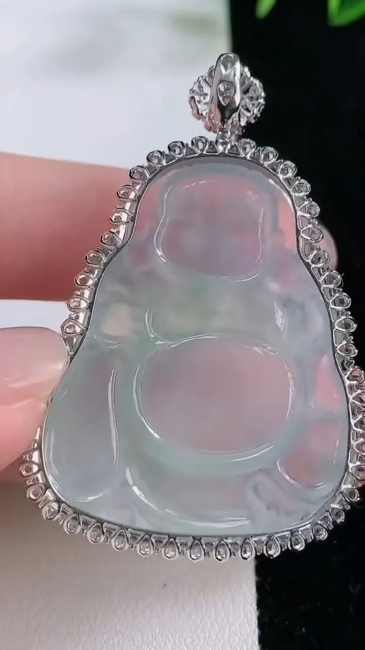 天然A货翡翠布袋佛吊坠，尺寸52-34.6-10.4，裸石39-31.4重量:15.68g
11月26日