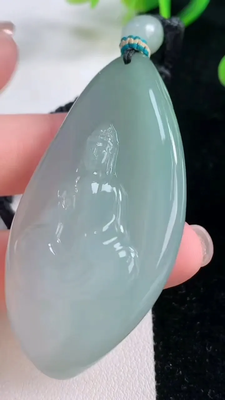 天然A货翡翠观音菩萨吊坠，尺寸60.5-31.8-11.6，重量:42.74g
11月26日