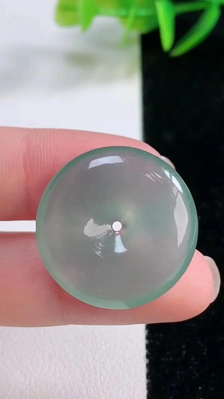 天然A货翡翠平安扣吊坠，尺寸25-5.6，重量:7.20g
11月26日