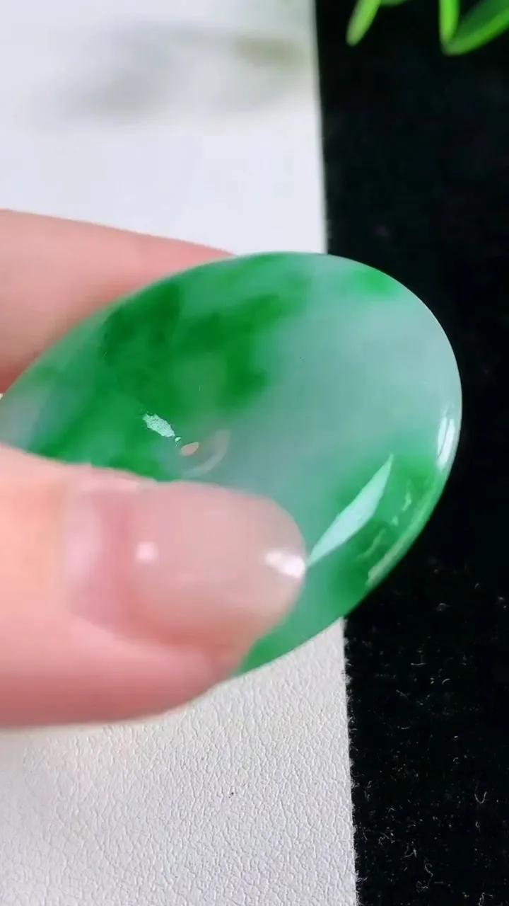 天然A货翡翠平安扣吊坠，尺寸44.5-6.2，重量:27.55g
11月26日