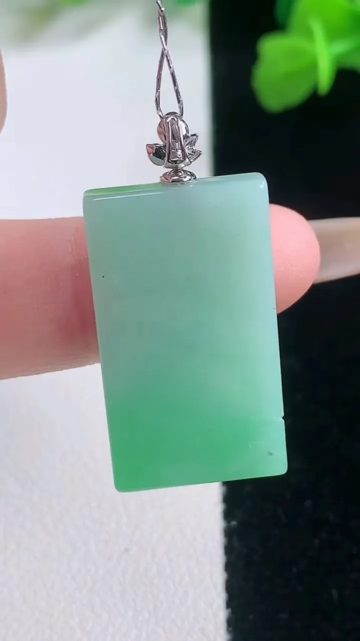 天然A货翡翠无事牌吊坠，尺寸25.8-14.6-3.7，重量:5.70g
11月27日