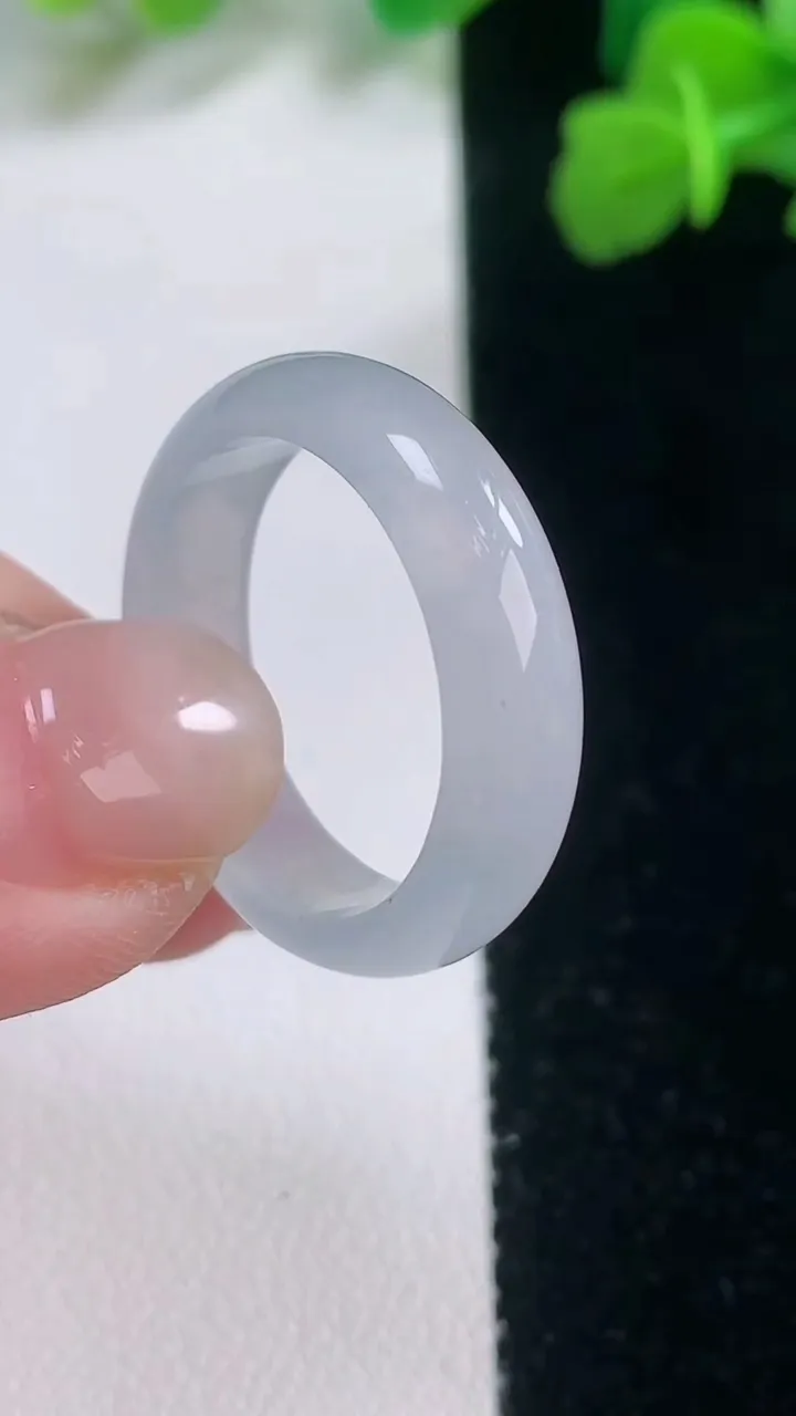 天然A货翡翠指环戒指，尺寸19.7-5.4-2.6，重量:3.70g2025年11月27日
工厂直销收藏佳品,种好水足，色泽均匀，有种有色，上手高大气！