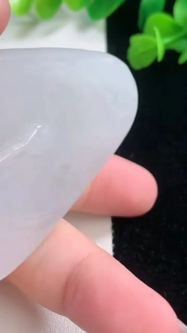 天然A货翡翠大势至菩萨吊坠，尺寸60.7-43-10.2，重量:44.70g
11月27日