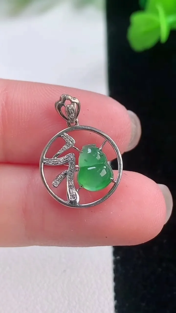 天然A货翡翠葫芦吊坠，尺寸17.8-13.8-4.2，裸石7.4-5.5重量:1.13g
11月27