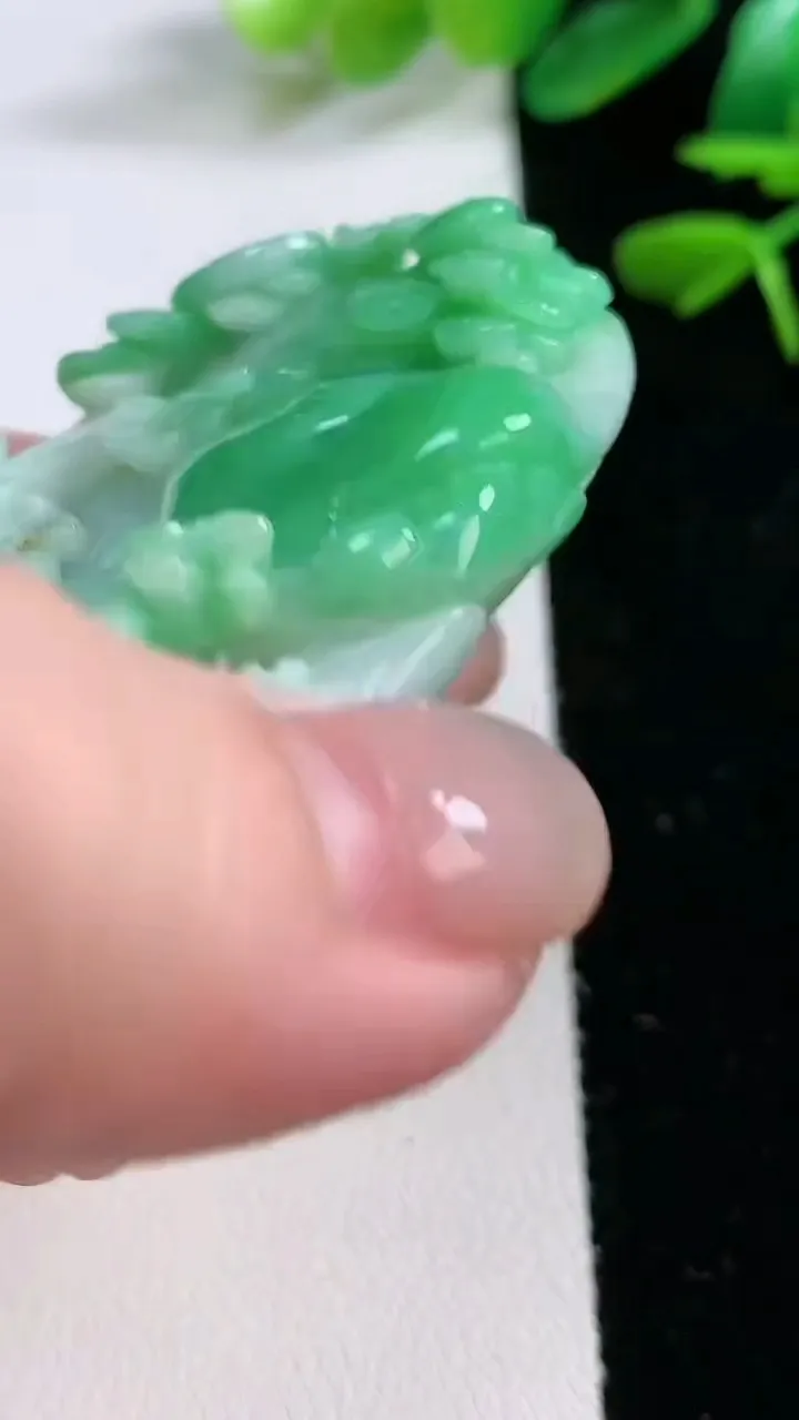 天然A货翡翠山水吊坠，尺寸 69.5-45-17，重:99.10g
11月27日