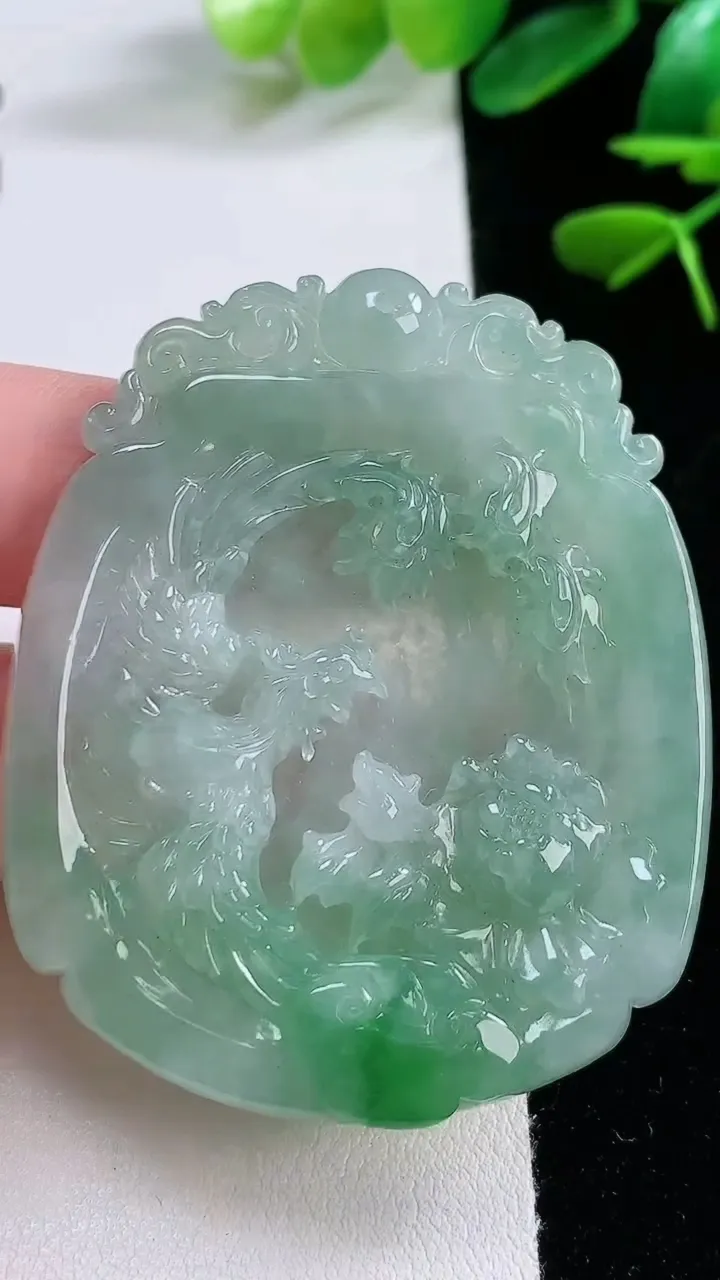 天然A货翡翠凤凰吊坠，尺寸 55.2-45.8-6.5，重:29.48g
11月27日