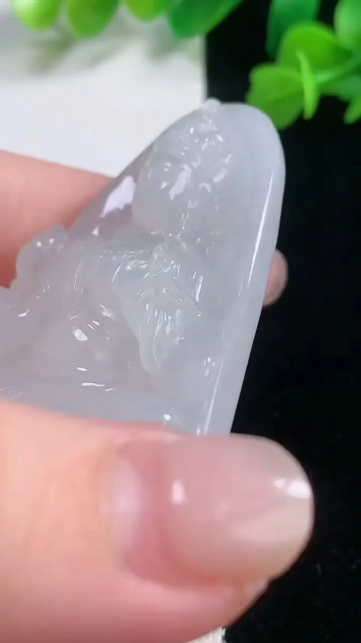 天然A货翡翠大势至菩萨吊坠，尺寸60.7-43-10.2，重量:44.70g
11月27日