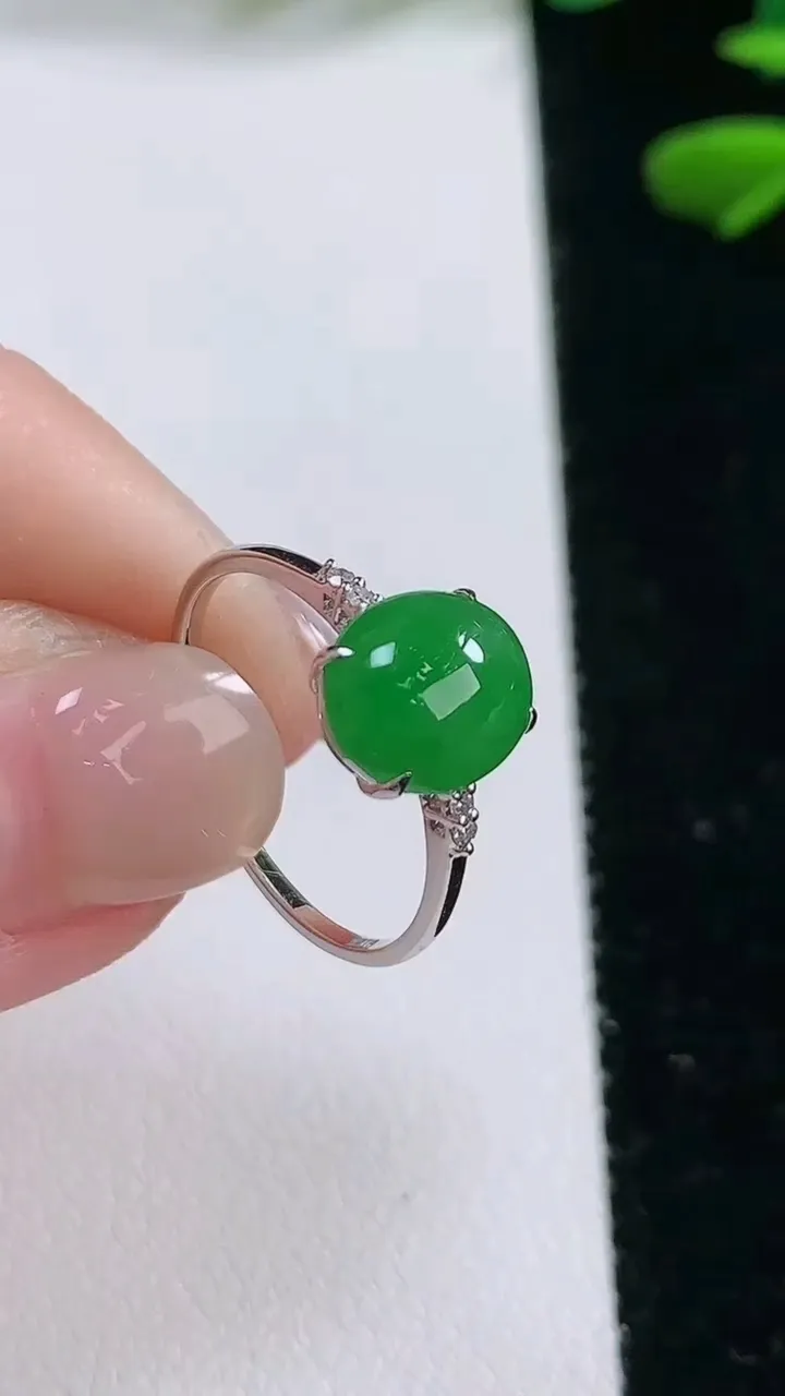 天然A货翡翠蛋面戒指，尺寸 9.1-7.8，重:1.76g2025年11月27日
工厂直销收藏佳品,