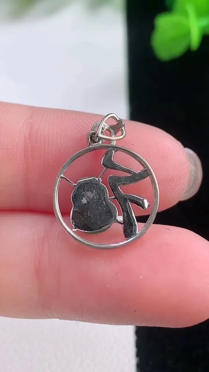 天然A货翡翠葫芦吊坠，尺寸17.8-13.8-4.2，裸石7.4-5.5重量:1.13g
11月27日