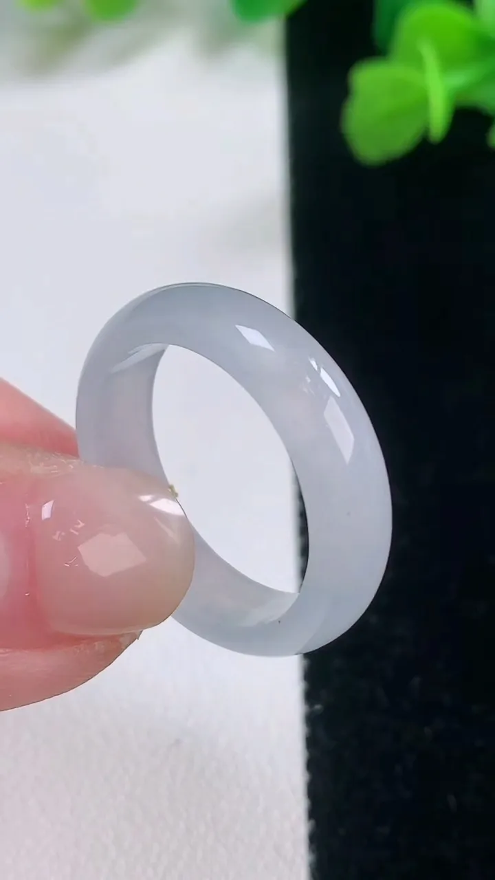 天然A货翡翠指环戒指，尺寸19.7-5.4-2.6，重量:3.70g2025年11月27日
工厂直销收藏佳品,种好水足，色泽均匀，有种有色，上手高大气！