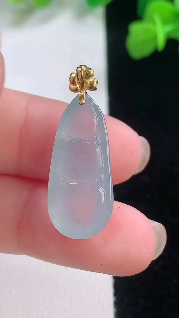 天然A货翡翠种白冰福豆吊坠，尺寸23.7-10.8-6，重量:2.69g
11月27日