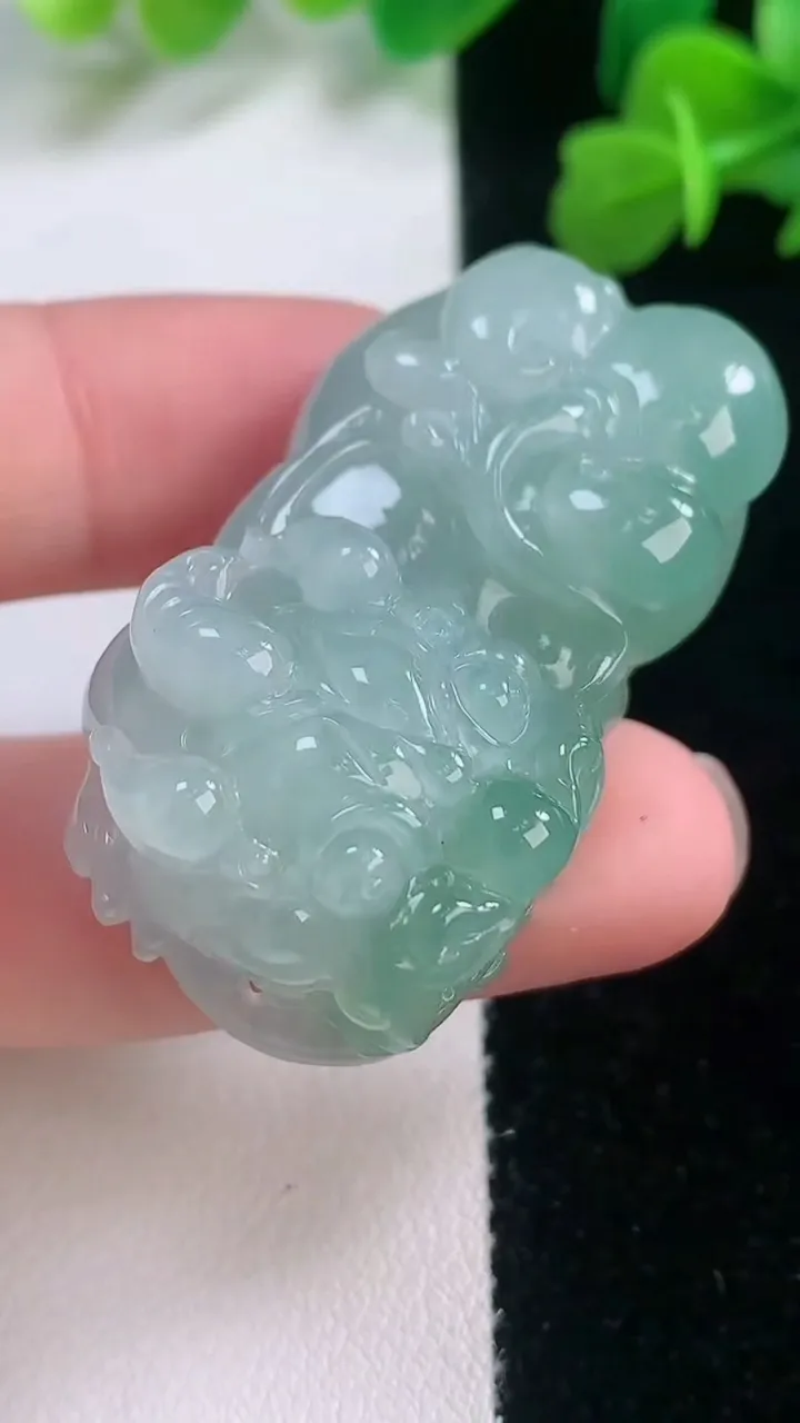 天然A货翡翠霸王貔貅吊坠，尺寸42.2-23-15，重量:30.62g
11月27日