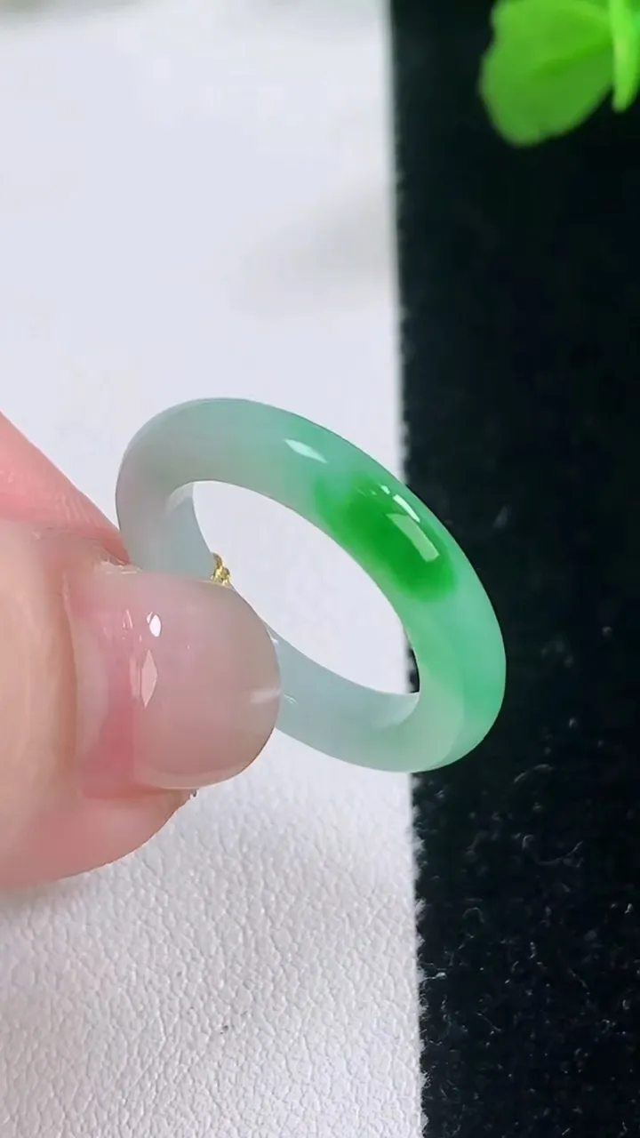 天然A货翡翠指环戒指，尺寸16.5-3.3-3，重量:2.57g2025年11月27日
工厂直销收藏佳品,种好水足，色泽均匀，有种有色，上手高大气！